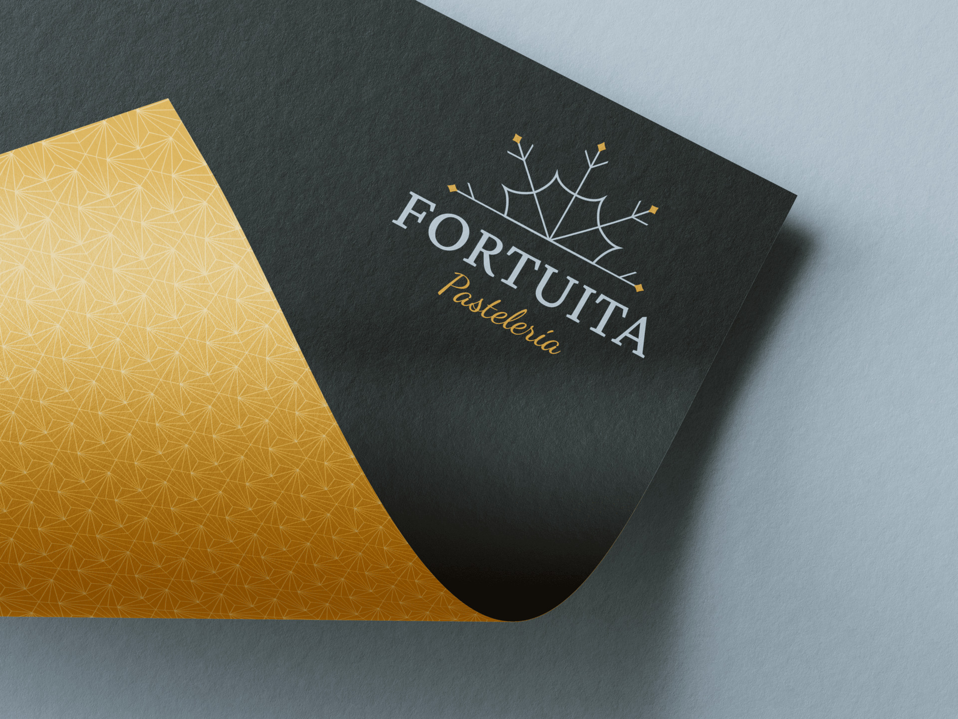 Diseño de un logotipo para una pastelería en un papel texturizado